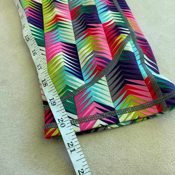 Fabletics Lima Capri Max Compression Leggings Size Medium EUC Geometric Rainbow - Picture 7 of 7